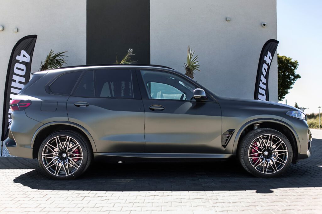 Ciemne szyby, niższa temperatura