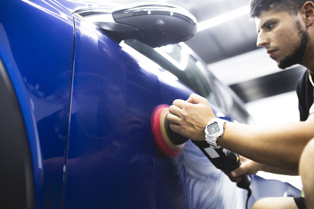 Usuwanie rys z lakieru